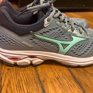 Mizuno Waverider 22